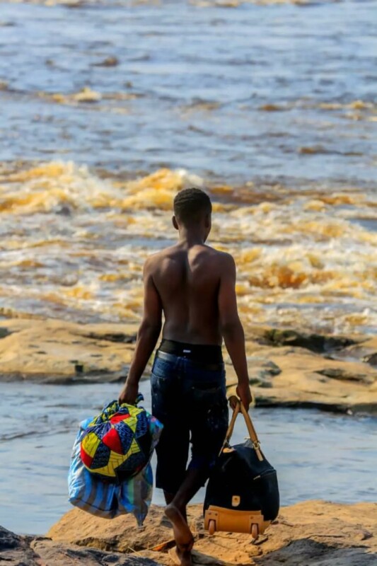 Romario Lukau : "Entre Rêve et Réalité", une Vision Artistique des Migrations Africaines